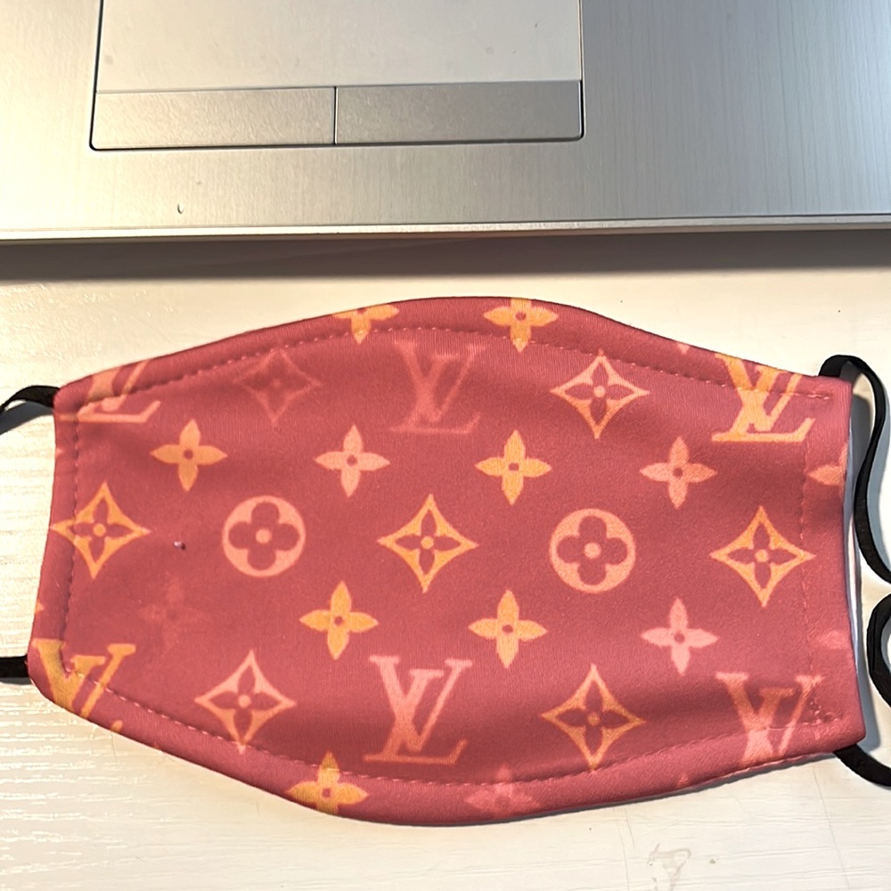 Face mask with filter compartment made to order